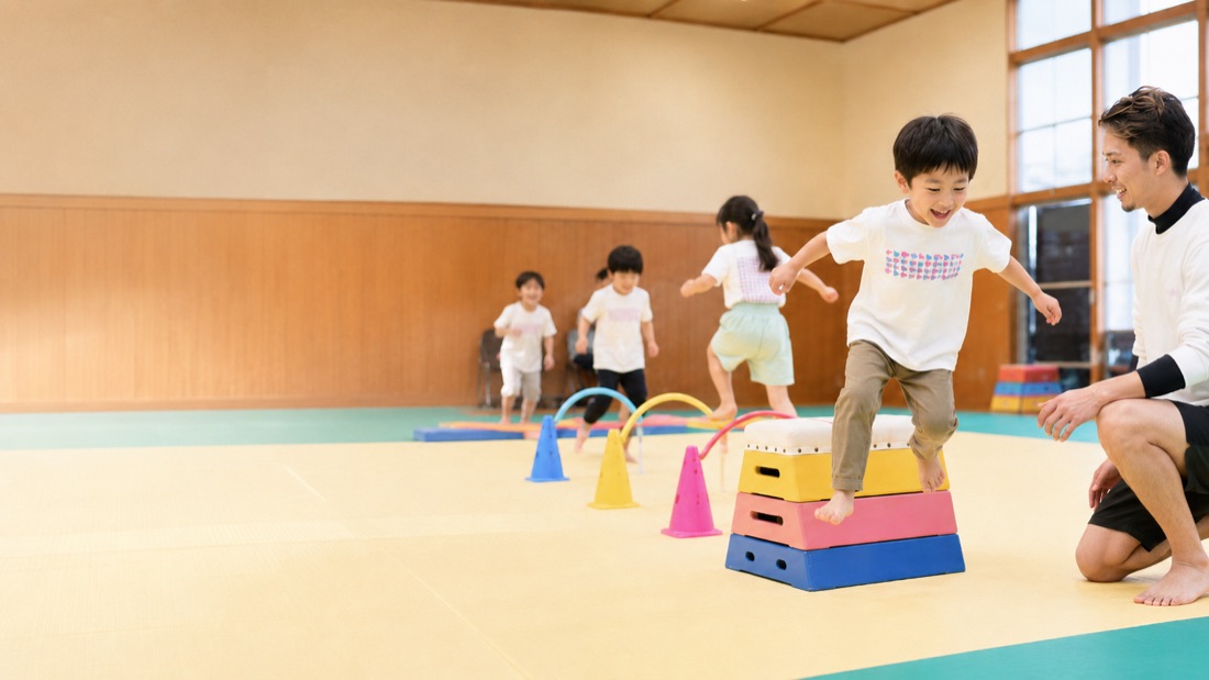 積んだBOXから跳び降りるこどもと、その先に続く二つのコース