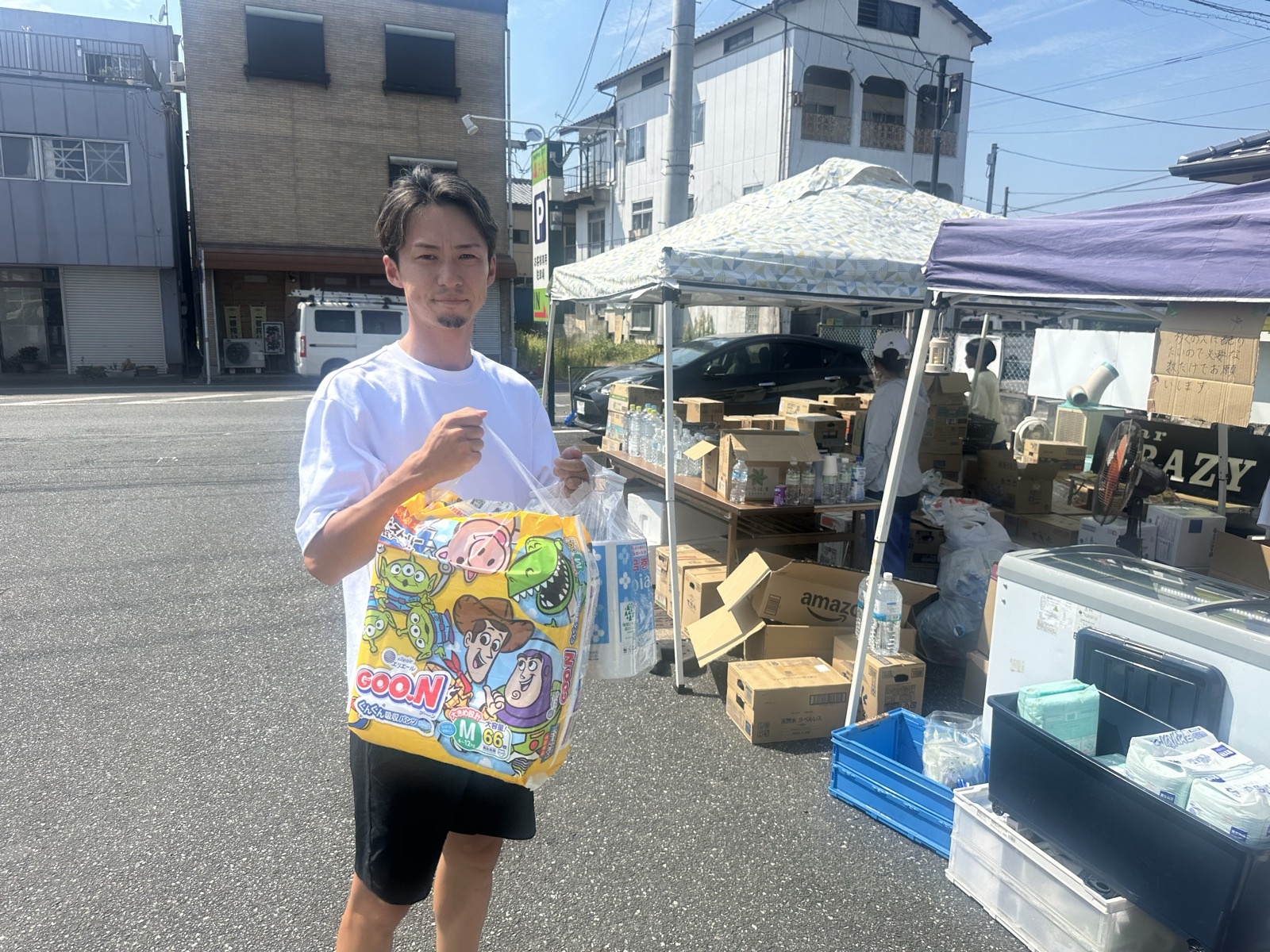 熊本の被災地で、こども用のおむつなどの支援物資を届ける